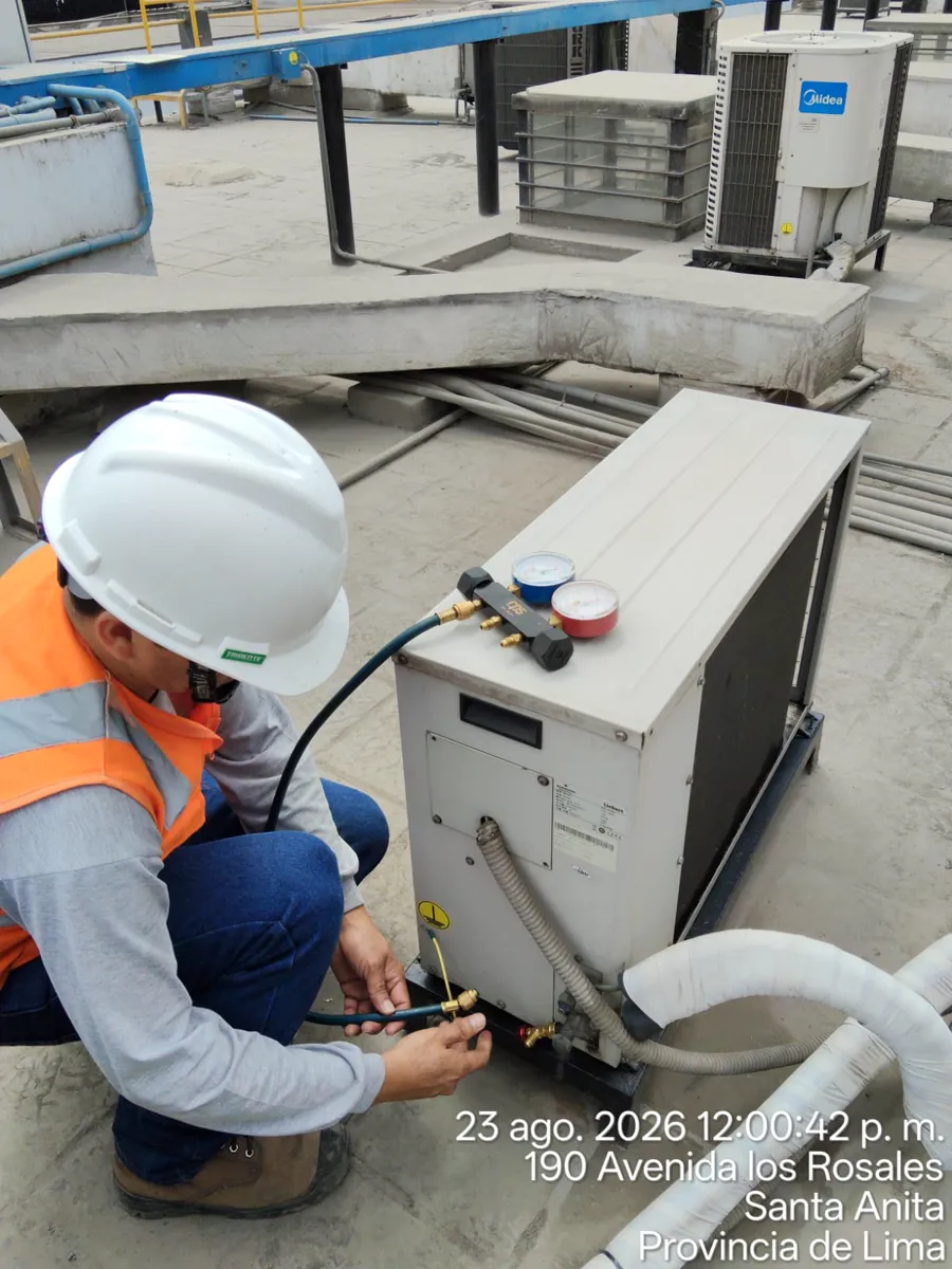 Diagnóstico técnico con manómetros en equipo de climatización