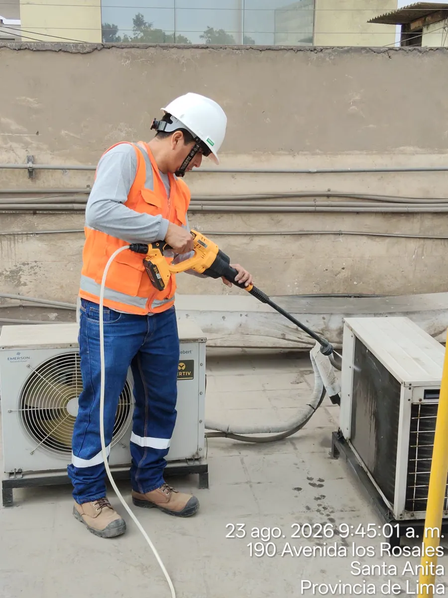 Técnico realizando limpieza de un equipo de climatización