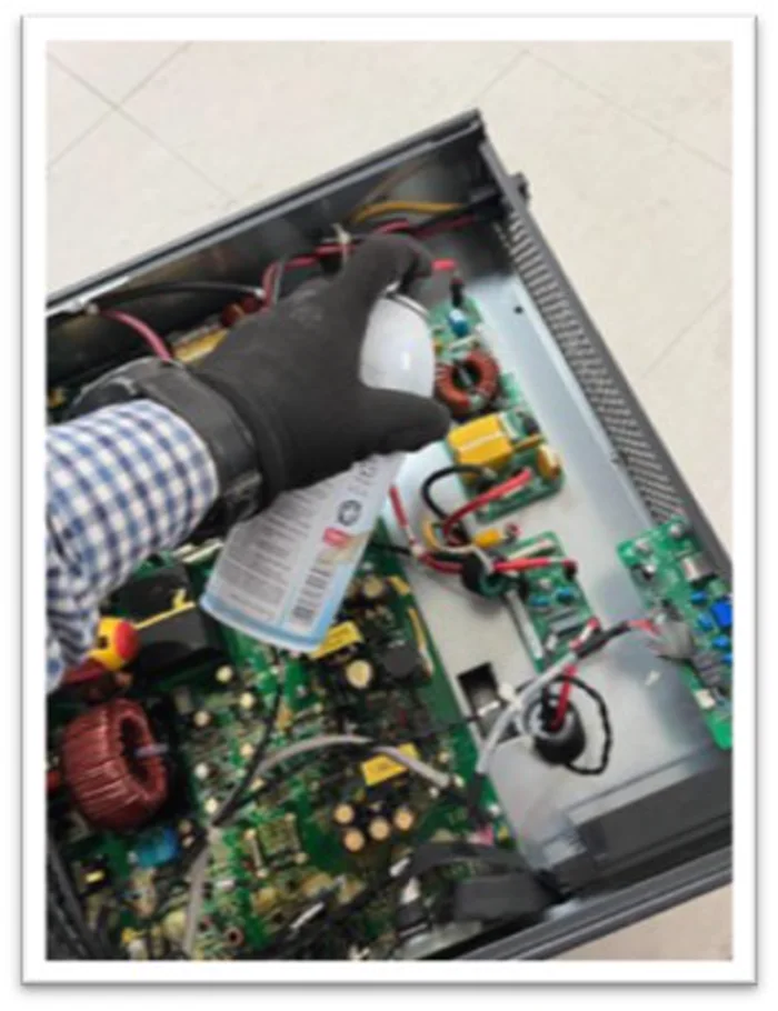 Mantenimiento preventivo real del interior de un equipo UPS